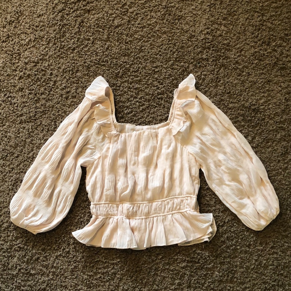 Lacy float quarter sleeve shirt. Can be worn off the shoulder as well